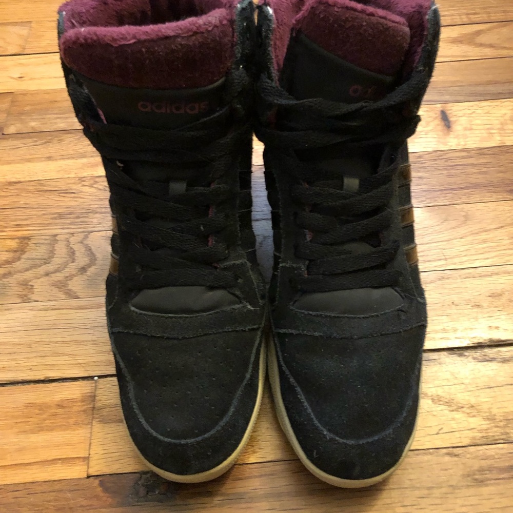 Neo Adidas sneakers with a wedge.